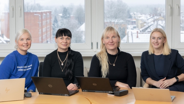 Võrumaa arenduskeskuse projekt „Kodus elamist toetavate teenuste arendamine Võru maakonnas” ehk KETT alustas tänavu jaanuaris ning kestab 2027. aasta lõpuni. Fotol vasakult piirkondlikud koordinaatorid Elen Kokla, Margit Sand, Angela Järvpõld ja projektijuht Merilyn Viin. Foto: AIGAR NAGEL